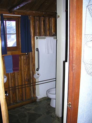 cabin1_bath.JPG (35441 bytes)