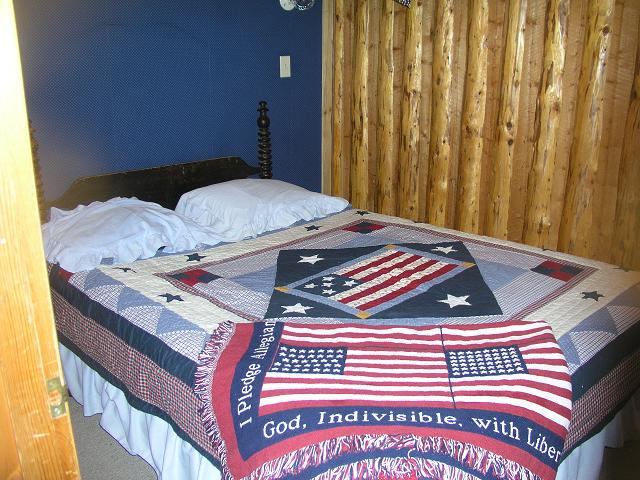 cabin9_bed2.JPG (76880 bytes)