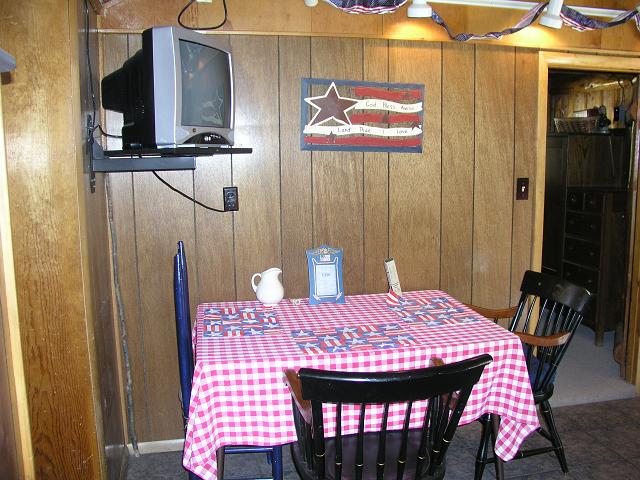 cabin9_din.JPG (68103 bytes)